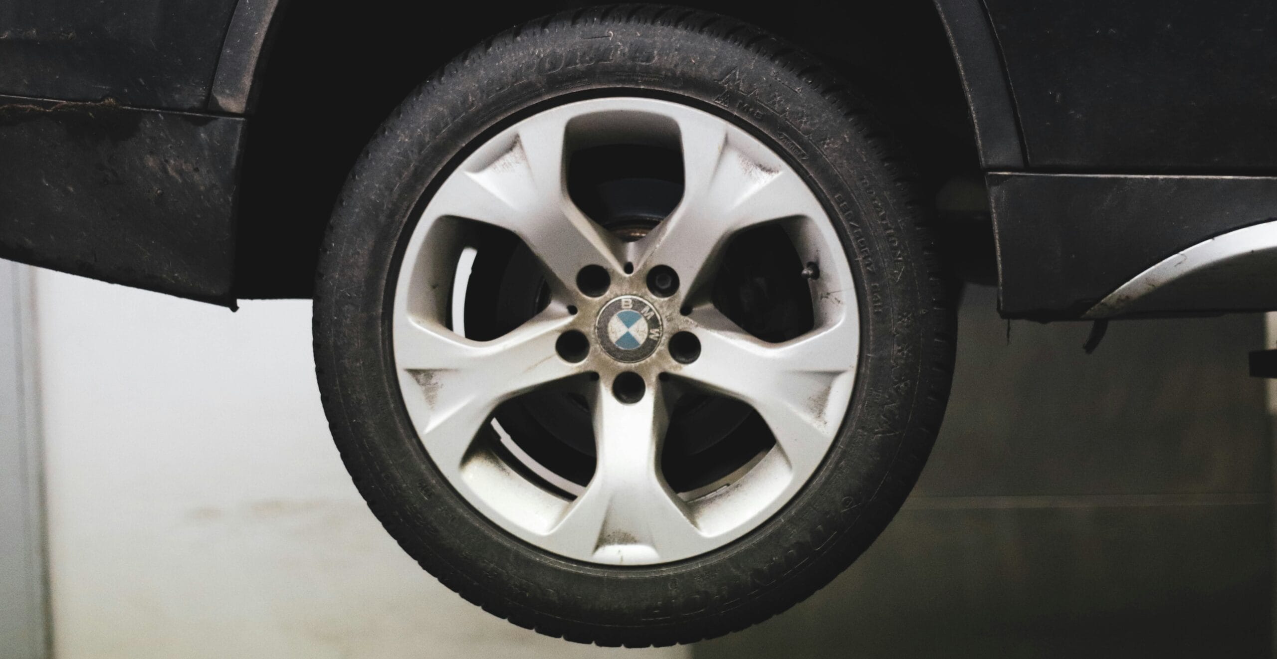 Pneus novos de marcas diferentes em uma loja automotiva.