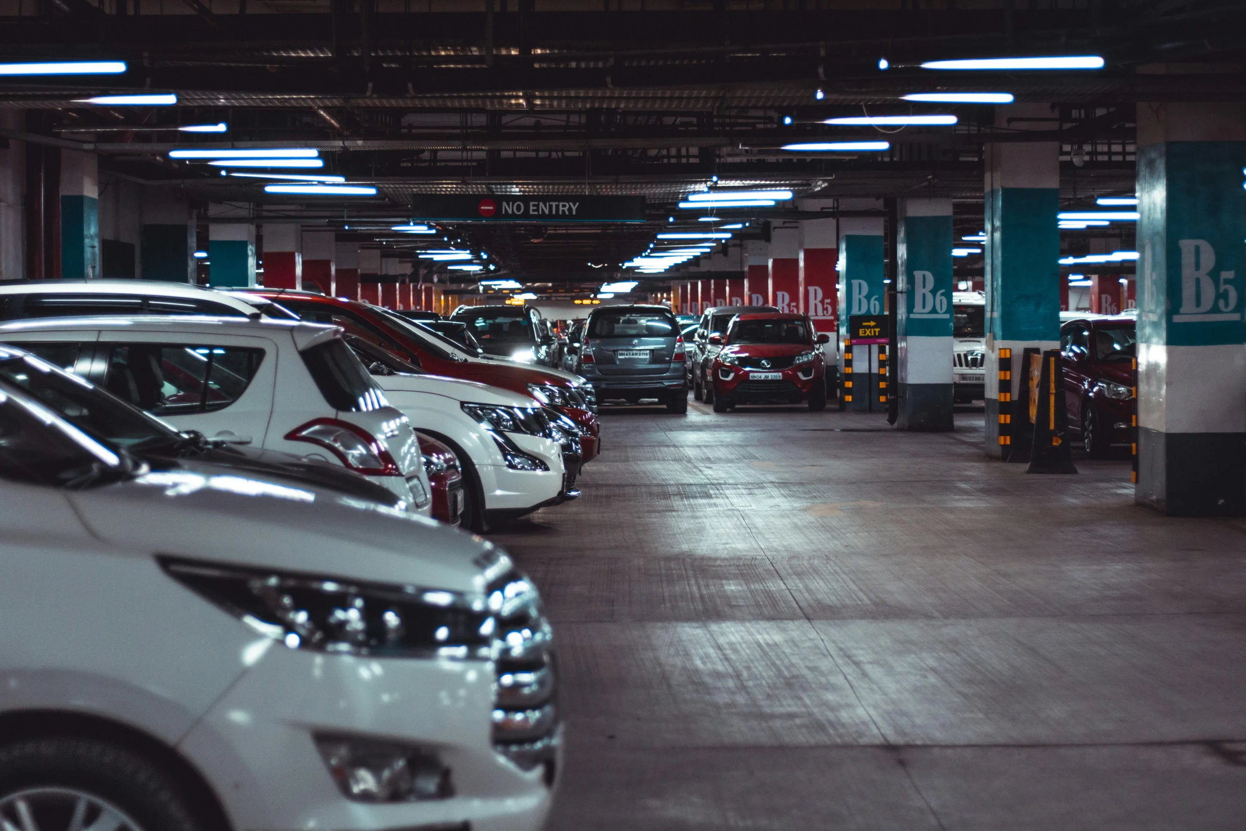 Carro estacionando em uma vaga apertada em cidade grande.