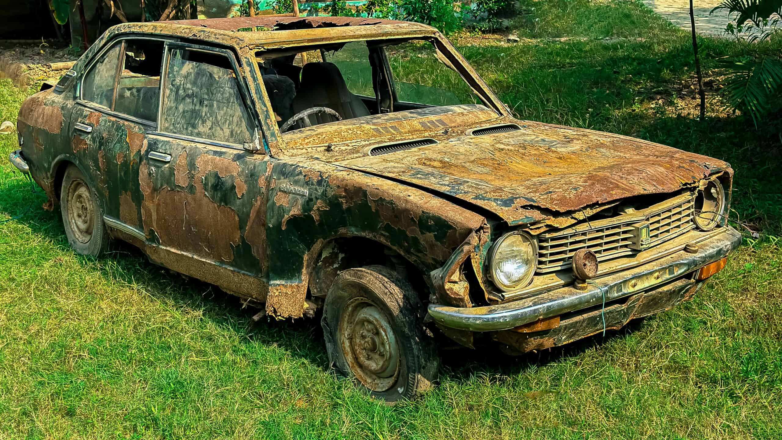 Carro com pintura protegida contra ferrugem em ambiente úmido.