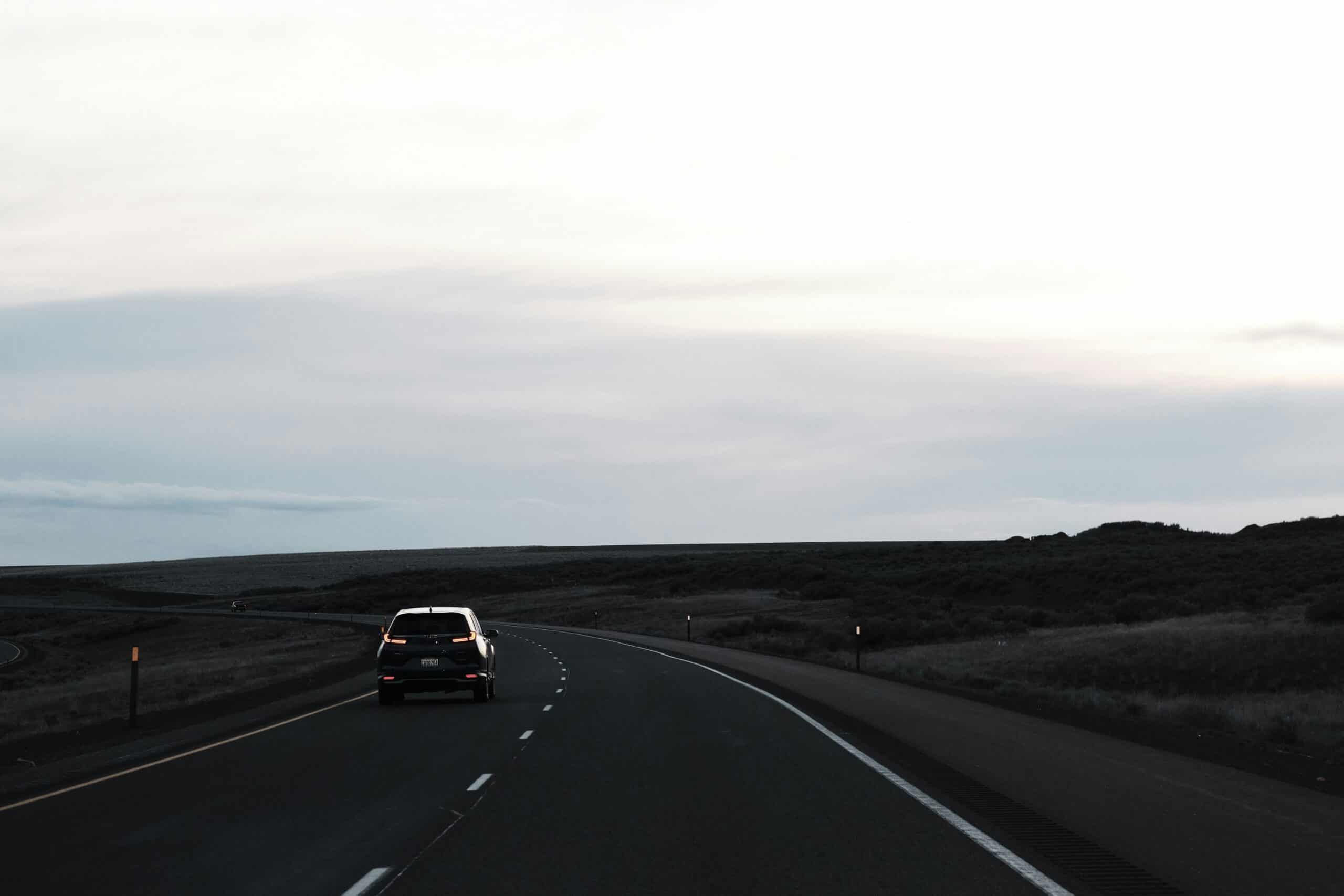 Carro viajando em rodovia durante uma viagem longa.