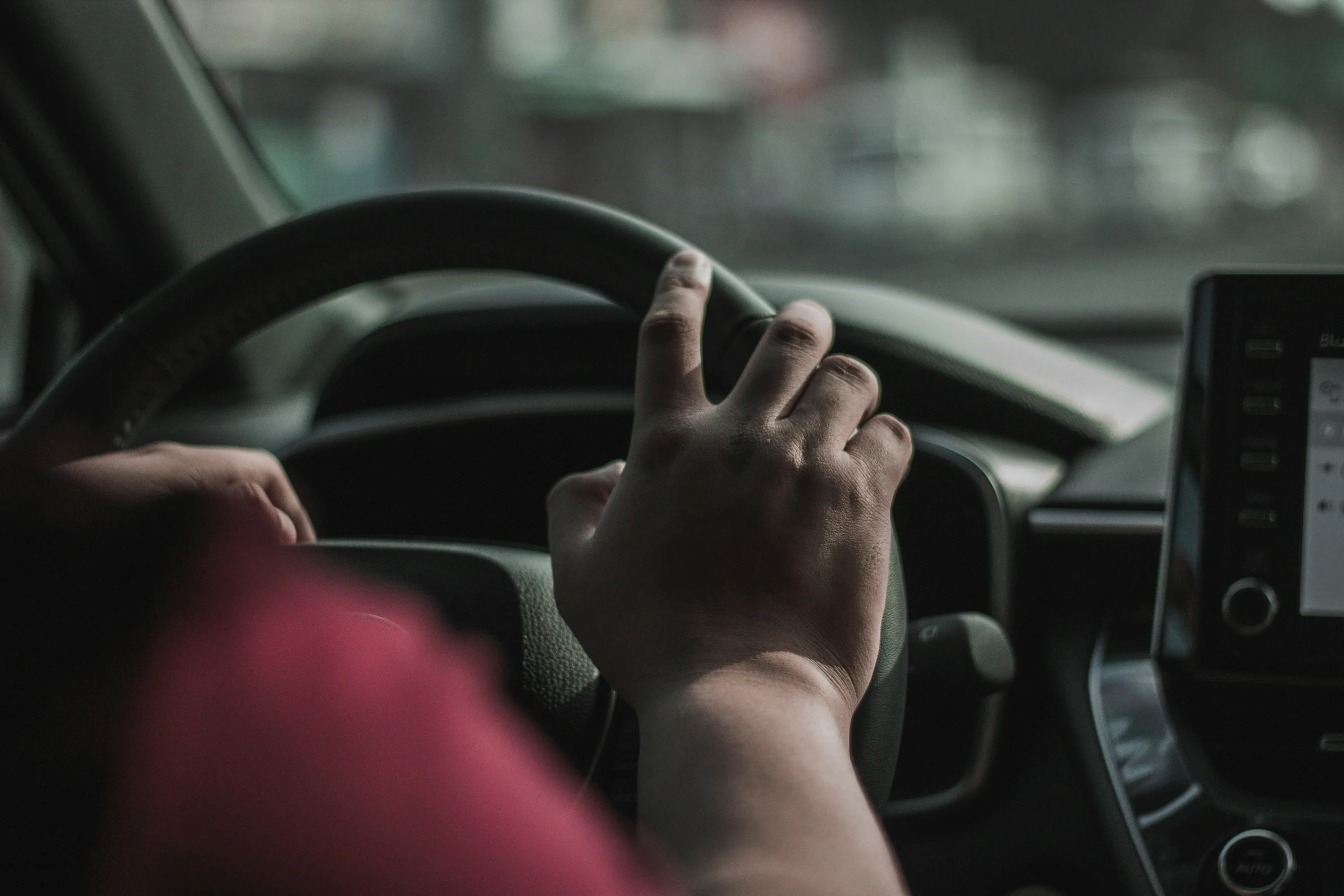 Mecânico verificando sistema de direção do carro com defeito.