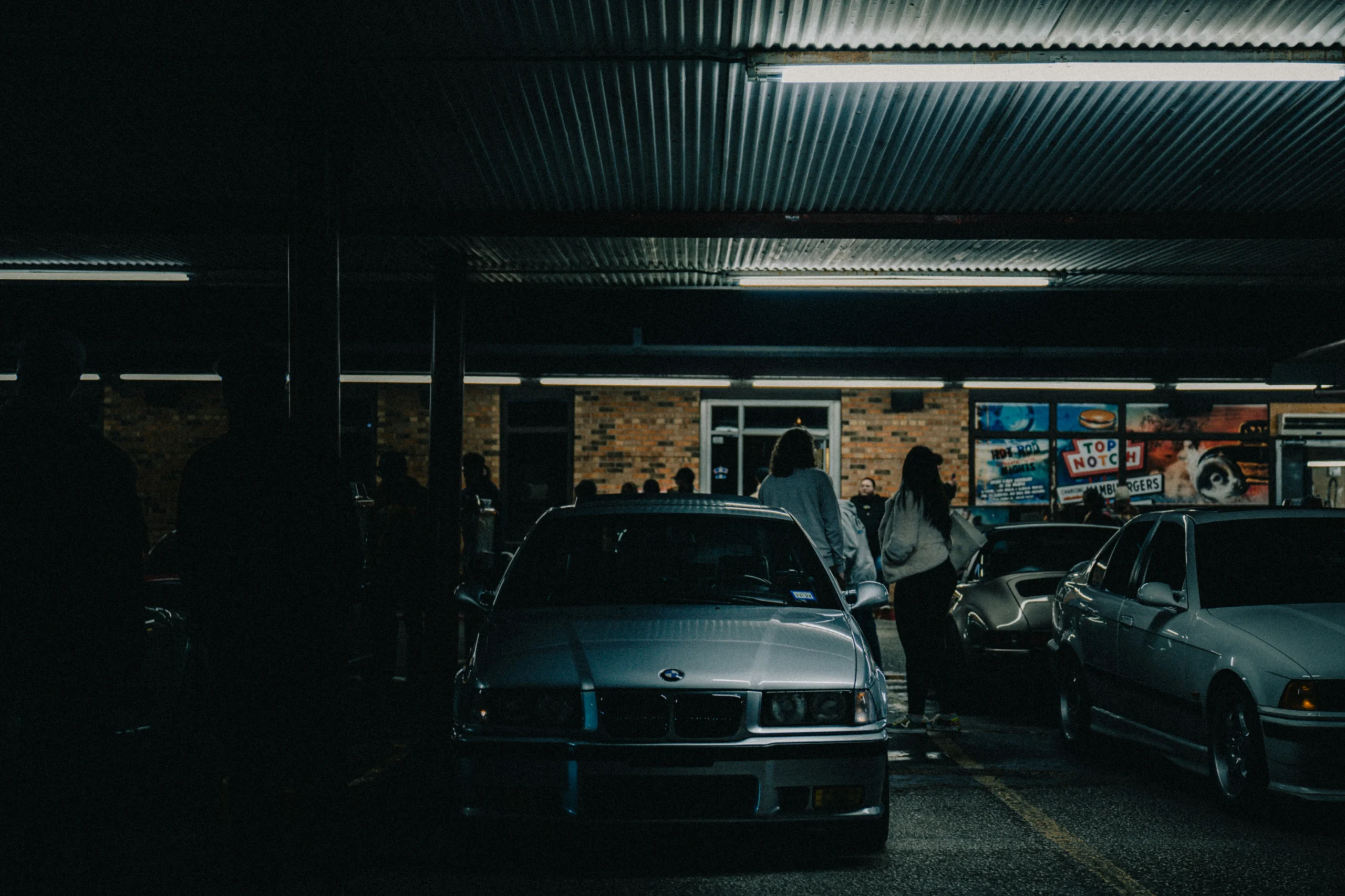 Carro à venda estacionado com placa de venda.