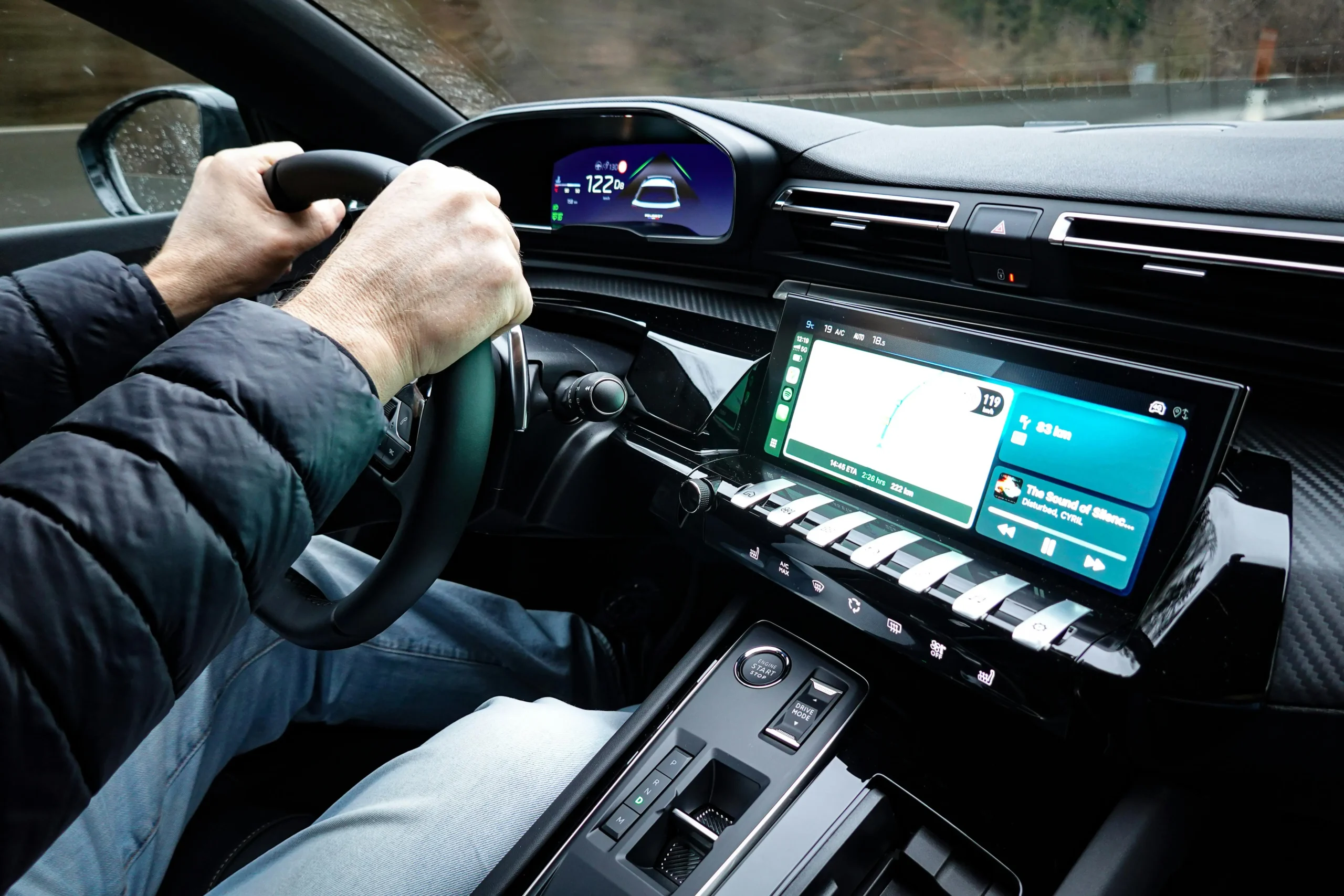Motorista conduzindo carro moderno com painel digital e GPS ativo