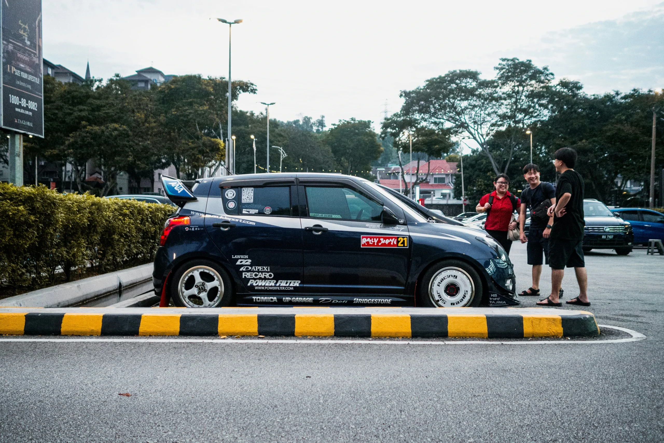 comprador examinando um carro usado antes de fechar negócio