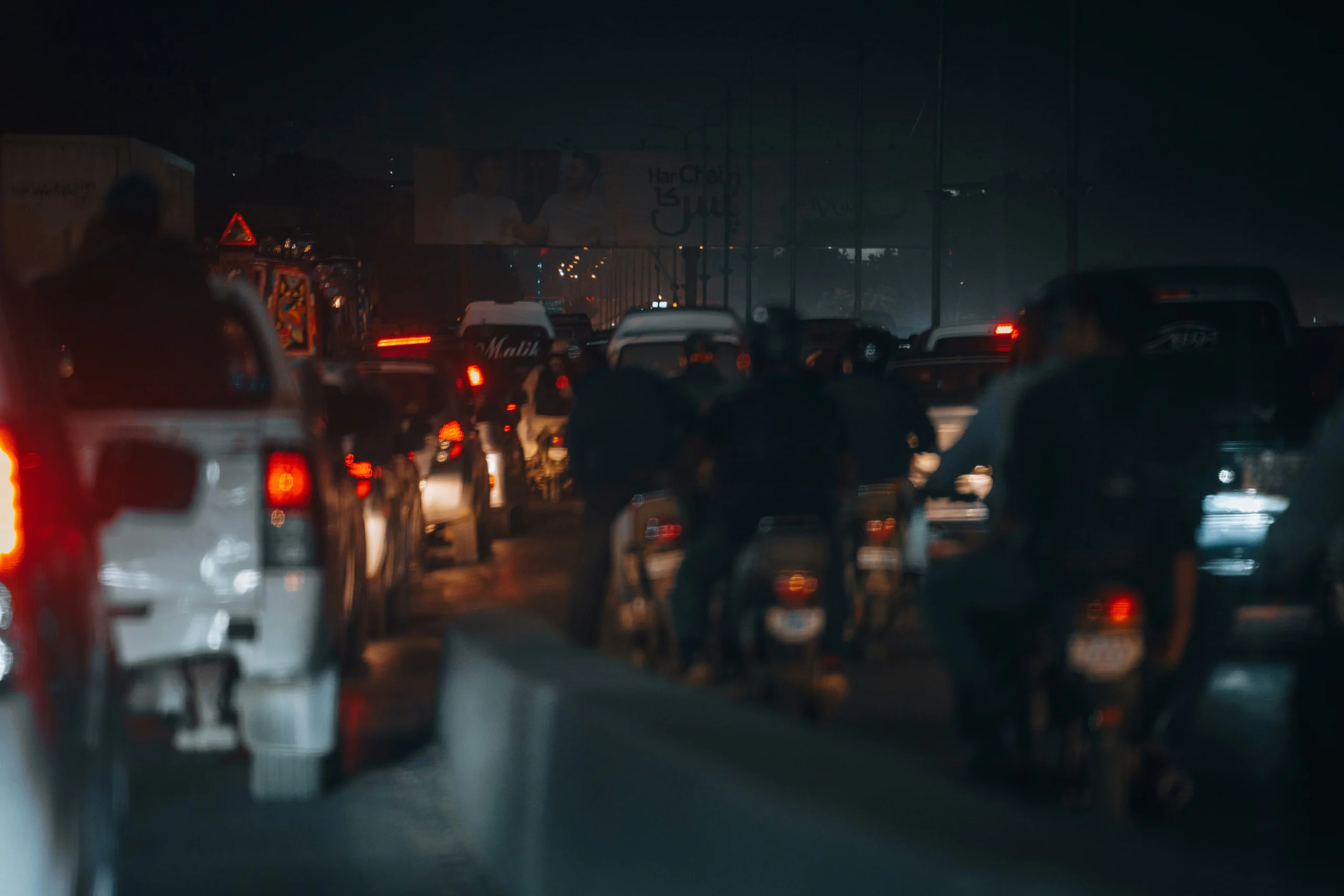 Carro em trânsito intenso em cidade grande.